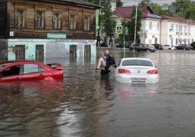 19 июня 2018г. в Нижнем Новгороде прошел сильный проливной дождь, после которого затопило некоторые улицы города. 
В ловушку попали несколько автомобилей, а вместе с ними и две автоледи. Но благодаря  сотруднику службы охраны Евгению Бибикову, который поспешил к дамам на помощь и вытащил их из автомобилей, донеся до сухого места на своих руках, девушки спаслись. 
Эта история вряд ли попала бы в СМИ если бы не журналисты из-за рубежа которые стали очевидцами героического спасения (чемпионат по футболу).