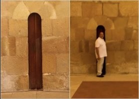 Монастырь, дверь в трапезную. Показывает монаху, когда ему пора садиться на диету.