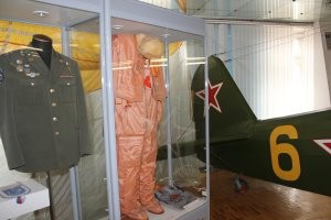 Да, это краеведческий музей Саратова. Я открытку сделал с этой фотографией. На сайте музея есть рассказ, как все было. Вкратце: на следующий день после полета Гагарина, аэроклуб собрал все вещи, которыми Гагарин пользовался и отдали в музей. Этот самолет одно время стоял только с одним крылом, сейчас с двумя. Вот его обратная сторона.