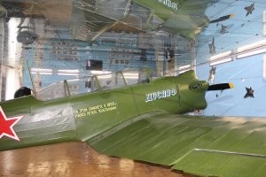 Да, это краеведческий музей Саратова. Я открытку сделал с этой фотографией. На сайте музея есть рассказ, как все было. Вкратце: на следующий день после полета Гагарина, аэроклуб собрал все вещи, которыми Гагарин пользовался и отдали в музей. Этот самолет одно время стоял только с одним крылом, сейчас с двумя. Вот его обратная сторона.