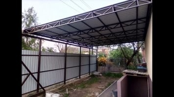 Мне проще - беру мангал с шашлыком и отношу под навес (ежели дождь пошел во время готовки), что-то типа такого.