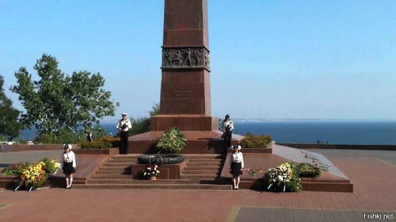 Мой город был создан из солнца и пыли, 
Попутного ветра и волн, что омыли, 
дворы Молдаванки, где жили евреи, 
где Греки, Румыны ругались и пели.
Районы Фонтана, Пересыпи, Чумки, 
где в общем порыве сдвигали все рюмки Украинца, Русского, Немца, Француза... 
За общим столом наедались от пуза Украинским салом и Русскою водкой, форшмаком Еврейским, Французской селёдкой... 
И общие праздники, общие беды. 
И каждый там знал, как дела у соседа: Кто празднует свадьбу, кто ноет от раны. 
И кто виноват, что воды нету в кране... 
Мой город, моя недопетая песня... 
Там все уживались, и было не тесно! 
За общим столом или в общей квартире. 
Всё по - соседски: то в крике, то в мире. 
Где общее счастье и общее горе. 
А главное: МОРЕ! Одесское море! 
Нас делят на нации лишь паразиты! 
У нас одна нация: мы - Одесситы!