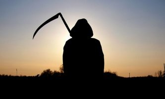 С каких это пор Смерть ( она ) стала плохим парнем?.. 
С ХЗнает каких времён, смерть была - старуха с косой. А в загробный мир уже другой персонаж переводит (перевозит) - Харон.