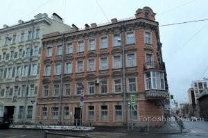 Почему этого удака не заставили до сих пор лоджию снести? Уродует здание.