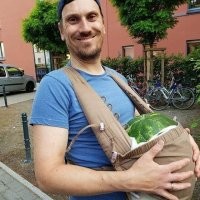 У русского спрашивают
- Сколько арбузов сможешь унести?
- Два подмышку!
Грузин
- Три! Два подмышку и один на шишку!
Армянин
- Пять! Два подмышку и грузина на шишку!