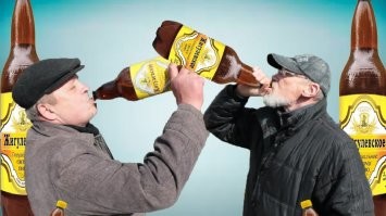 90-е.
Диалог в очереди к сигаретному ларьку, 9:30 утра.
- Ну так чего насчёт Павла Петровича? Ты обещал порекомендовать, вроде?
- Не вопрос. Вот там, за кустами видишь обтрёпанного мудака, с полторашкой "Оболони" в позе горниста? Так вот, это твой будущий научный руководитель по диссертации. Только мы к нему сейчас не пойдём. Ближе к обеду...