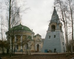 "Кулич и Пасха" устояли с тех времён. Пирамидальная форма  вообще редкость для строений такого назначения в России.