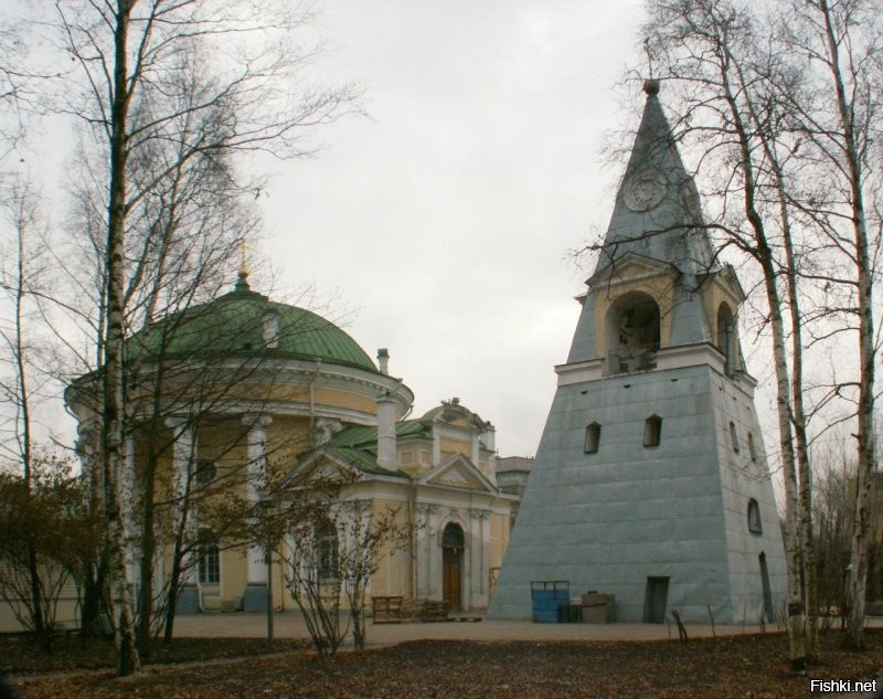 "Кулич и Пасха" устояли с тех времён. Пирамидальная форма  вообще редкость для строений такого назначения в России.