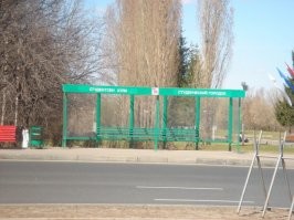 Ну... если так искать, то в любом языке ДЛЯ любого языка можно найти "смешные" для уха слова "и в ту и в эту сторону". Но это какой то юмор уровня... ну не знаю, плинтуса, унитаза...
У нас тоже можно найти, как, например, на фото ниже , напротив моей общаги электротехнического.
Для носителя языка не смешно, ибо "л" в слове хули здесь не смягчается по правилам чувашского, и ударение на последней букве, попробуйте произнести не смягчая л с ударением на И. Ну и что смешного? 

"Так-то "кузнец" - "уста".
А "мастер" - "шебер" "
Уста - ӑста, умелец, мастер своего дела (не только кузнец), ӑ - открываешь рот, как для произношения звука а, а произносишь о. 

PS Замена У на О, сплошь и рядом в местных диалектах, в некоторых районах республики (это по поводу Урал - Орал). Мастур больше похоже на наше Маттур - молодЕц, ну типа "хорошо справился, молодец". Люби - суй... вообще не похоже , даже близко, ни на что, вроде тюркские языки.

PPS Кстати, русское Кот означает "жопа", если по контексту глагол, то "сношать" 
Вот вам и "обратный" пример.