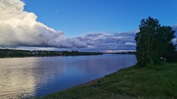 В крепость "Орешек".  можно добраться и на катере из .Шлиссельбурга.
 Там мужик возит за такую же цену ( туда и обратно )  Это на много быстрее, чем на теплоходе . 
 А ещё приезжайте в Невскую Дубровку .
  Место очень красивое . Вокруг лес .(снега уже нет, сухой)   Обязательно сходите в лес !   Это место где были бои за снятие блокады Ленинграда . Там ещё много  осталось окопов , блиндажей. 
 Нева . ..много видовых площадок на Неву . Сходите в новый парк на берегу Невы.
 На противоположном берегу знаменитый " Невский пятачок ". 
До войны здесь было  три Дубровки .  
На месте " Невского пяточка" была Московская Дубровка .( сгорела во время войны ) На противоположном берегу была Выборгская Дубровка . ( сгорела во время войны ).
Осталась только Невская Дубровка .
..
на фото вид на " Невский пятачок" со стороны бывшей Выборгской Дубровки .