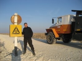 А я вот умудрился побывать на острове Возрождения посреди пересыхающего Аральского моря. Это знак биологической опасности при въезде, у КПП. На скважину через медпункт, где два укола сделали. Городок бурильщиков в двух огромных ангарах. В посёлок, где разрабатывали биологическое оружие не пустили под угрозой увольнения. И говорили, что даже местные браконьеры обходят это место стороной...