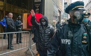 Какую то не ту левую руку он поднял.