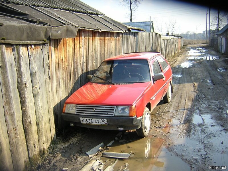 Мой первый автомобиль. Фото датировано 2004, произведен в 1993, куплен в 2001. Эх, сколько с ним "заниматься любовью" в гараже пришлось. Так что более менее нормальная внешность - это не хорошее качество изготавливания, а результат коитуса (более верное слово нельзя законно написать). И да, почти все оборудование переделал на RS485, такого еще на наших заводах не было, а у меня на работе было оборудование, программаторы и эмуляторы PIC16C7xx:)