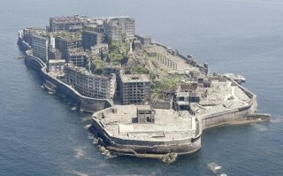 Добавлю ещё про небезызвестный японский островок Хашима, раньше туда вроде как не пускали, заботясь о безопасности самих туристов (хотя скорее о том, чтобы спасателям не приходилось регулярно рисковать своей жизнью, вытаскивая очередного горе-любителя заброшек, переломавшего там ноги). Как там сейчас не знаю.