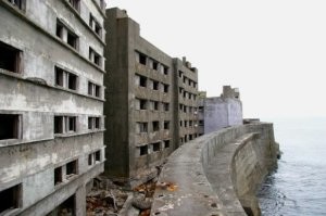 Добавлю ещё про небезызвестный японский островок Хашима, раньше туда вроде как не пускали, заботясь о безопасности самих туристов (хотя скорее о том, чтобы спасателям не приходилось регулярно рисковать своей жизнью, вытаскивая очередного горе-любителя заброшек, переломавшего там ноги). Как там сейчас не знаю.