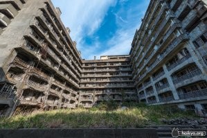 Добавлю ещё про небезызвестный японский островок Хашима, раньше туда вроде как не пускали, заботясь о безопасности самих туристов (хотя скорее о том, чтобы спасателям не приходилось регулярно рисковать своей жизнью, вытаскивая очередного горе-любителя заброшек, переломавшего там ноги). Как там сейчас не знаю.