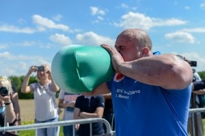 Это грелка, если что, а надувают ее специально, чтобы она лопнула