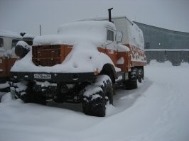 До 2012 года стоял на базе в Когалыме.  Кабина - деревянная! Главный недостаток, что нужен пропуск для поездки по дорогам общего назначения. Негабарит по шинам...