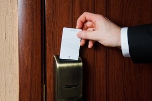 Вставляешь в щель и она откроется.