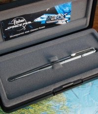 «несмотря на свои безуспешные попытки получить официальное подтверждение NASA, что ....» 

Зачем привирать? В письме от NASA написано, что Фишер просил подтверждения "космического статуса" для ручек по $1.98, тогда как для полетов Apollo использовали ручки по $4. По этому отказ.
 Та модель ручек AG7, что действительно летала с астронавтами, и сегодня продается как «Space Pen».