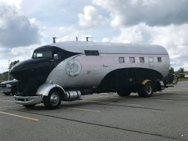 Вверху - отлетавший свое дуглас DC-3
Внизу - что-то типа школьного автобуса USA, вероятно попавшего в аварию и не подлежавшего ремонту (например перевернувшегося).
Вместе - автодом с прикольным экстерьером и неудобным интерьером (поскольку круглый)