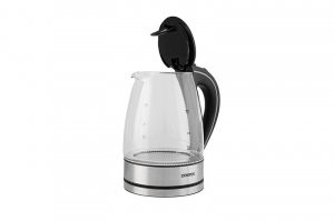 Не буду оригинален, но скажу:

Чтобы пластмассовый чайник не вонял пластмассой, он не должен быть пластмассовым!
Возьмите стеклянный или стальной (только без пластмассового окошка).