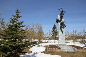 В этом году в ноябре 50 лет, как сгорела школа в Эльбарусово, не так уж и далеко от нашего села. Только в 94 поставили памятник. 
Сгорело заживо 106 детей от 3 до 15 и 4 взрослых, почти полностью целое поколение Эльбарусова и соседних деревень.
"...мрамор, вырастающий из земли, медная фигурка, стремящаяся оторваться от нее, и уже разлученная душа в образе птицы.
Как с древних времен на Руси невинная погибшая душа причислялась к сонму святых, так и здесь образное решение построено на полете и перевоплощении материального в духовное. Символ чистой души - птица. У скульптора Нагорнова это легкие, стремительные стрижи - возвышают и утешают душу, потерявшую родного человека. Момент, когда надрывный плач сменяется светлой печалью..."