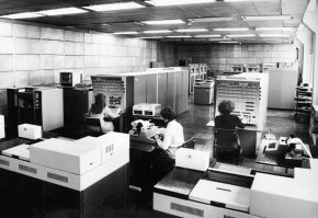 Успел застать ЭВМ серии ЕС, на практике после 1-го курса, на заводе. Точно модели не помню, но дело было в 1986. Машинный зал примерно как на фото выглядел и это был ОДИН компьютер. 
Мы сидели в отдельном помещении , где была куча терминалов. Какие то задачки каждый свою на PL-1 запускали