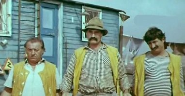 Посмотрел, как конусы на разметку ставят. Вспомнил грузинскую короткометражку "Дорога".