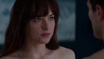 Фильм конечно - такое себе зрелище... но подобного обмана я никак не ожидал !!! 

Правы были *звездные порноактрисы*, раскритиковавшие эту экранизацию за ненатуральность эротических постельных сцен и рейтинговую цензуру.