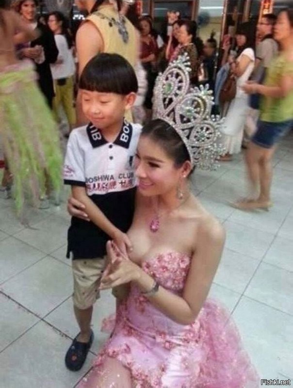 Неллья 100 % сказать что мальчику повезло.
По фото видно что это где то в юго-востоке азии, где то в Таиланде.
Так что никто 100 % быть уверен что человек в прекрасном платье и с короной победителья конкурса не транс.