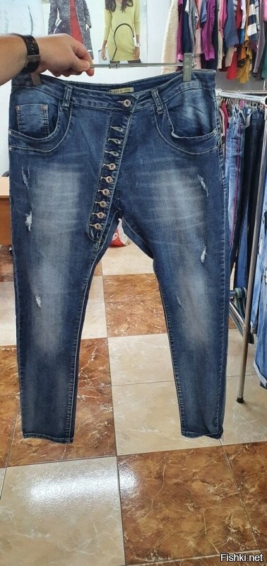 Эти джинсы для левши, должна быть версия и для правшей.