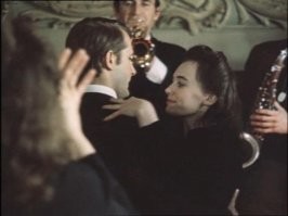 Первая роль Ларисы Гузеевой - Место встречи изменить нельзя 1979. Спутница Тараскина на вечере в ресторане (дебют в кино, нет в титрах).