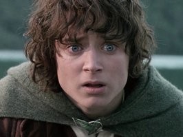 Возраст и Внешний Вид
Многие Хоббиты жили дольше, чем люди (расы имели явную связь). Средняя продолжительность жизни Хоббитов около 96 лет, иногда доживали и до 130 лет. Молодого Хоббита начинали считать совершенно летним в 33 года, по сравнению с людьми у которых совершеннолетие наступает в 18 лет. Поэтому, Хоббит в 50 лет будет считаться только среднего возраста.