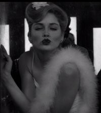 Первая роль Шэрон Стоун - 
Воспоминания о звездной пыли (1980)