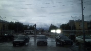 Ага. Только на платформе можно курить. 
Причем пассажирам поезда дальнего следования можно, а пассажирам электрички, стоящей у той же платформы на соседнем пути, нельзя. 

Ещё алкотелепорт под запретом. 
Причём выпить в вагоне ресторане можно. 
Не запрещено законом. 
А вот выйти после этого в соседний вагон уже, как бы и нельзя, ибо запрещено находится в состоянии алкогольного опьянения в поезде. 

Это мне проводники рассказали, когда мы стали свидетелями, как чуть выпившего (спокойного, не буянящего) не пустили в вагон, и, мало того, вызвали местную полицию и в околоток сопроводили. 

Поезд Воркута - Москва, 2019 год.