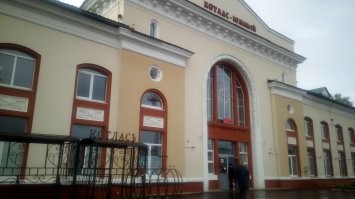 Ага. Только на платформе можно курить. 
Причем пассажирам поезда дальнего следования можно, а пассажирам электрички, стоящей у той же платформы на соседнем пути, нельзя. 

Ещё алкотелепорт под запретом. 
Причём выпить в вагоне ресторане можно. 
Не запрещено законом. 
А вот выйти после этого в соседний вагон уже, как бы и нельзя, ибо запрещено находится в состоянии алкогольного опьянения в поезде. 

Это мне проводники рассказали, когда мы стали свидетелями, как чуть выпившего (спокойного, не буянящего) не пустили в вагон, и, мало того, вызвали местную полицию и в околоток сопроводили. 

Поезд Воркута - Москва, 2019 год.