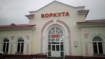 Ага. Только на платформе можно курить. 
Причем пассажирам поезда дальнего следования можно, а пассажирам электрички, стоящей у той же платформы на соседнем пути, нельзя. 

Ещё алкотелепорт под запретом. 
Причём выпить в вагоне ресторане можно. 
Не запрещено законом. 
А вот выйти после этого в соседний вагон уже, как бы и нельзя, ибо запрещено находится в состоянии алкогольного опьянения в поезде. 

Это мне проводники рассказали, когда мы стали свидетелями, как чуть выпившего (спокойного, не буянящего) не пустили в вагон, и, мало того, вызвали местную полицию и в околоток сопроводили. 

Поезд Воркута - Москва, 2019 год.