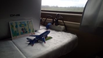 Ага. Только на платформе можно курить. 
Причем пассажирам поезда дальнего следования можно, а пассажирам электрички, стоящей у той же платформы на соседнем пути, нельзя. 

Ещё алкотелепорт под запретом. 
Причём выпить в вагоне ресторане можно. 
Не запрещено законом. 
А вот выйти после этого в соседний вагон уже, как бы и нельзя, ибо запрещено находится в состоянии алкогольного опьянения в поезде. 

Это мне проводники рассказали, когда мы стали свидетелями, как чуть выпившего (спокойного, не буянящего) не пустили в вагон, и, мало того, вызвали местную полицию и в околоток сопроводили. 

Поезд Воркута - Москва, 2019 год.