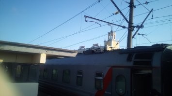 Ага. Только на платформе можно курить. 
Причем пассажирам поезда дальнего следования можно, а пассажирам электрички, стоящей у той же платформы на соседнем пути, нельзя. 

Ещё алкотелепорт под запретом. 
Причём выпить в вагоне ресторане можно. 
Не запрещено законом. 
А вот выйти после этого в соседний вагон уже, как бы и нельзя, ибо запрещено находится в состоянии алкогольного опьянения в поезде. 

Это мне проводники рассказали, когда мы стали свидетелями, как чуть выпившего (спокойного, не буянящего) не пустили в вагон, и, мало того, вызвали местную полицию и в околоток сопроводили. 

Поезд Воркута - Москва, 2019 год.