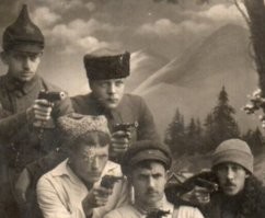 Пять чекистов, а головные уборы у всех разные!