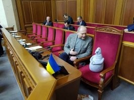 И зачем тут этот тридварас нацистский? По нему давно музычко скучает.