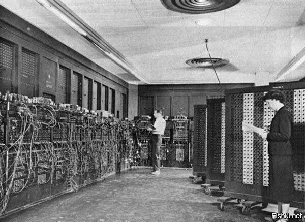 Заголовок, что это первый компьютер –неверен.

Эниак – первая УНИВЕРСАЛЬНАЯ ЭВМ. До него были другие вполне себе работающие компьютеры. Причём, первые из них были даже не электронными, а механическими, но самыми настоящими программируемыми вычислителями.