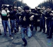 Да один он, мамой клянёмся, ты тоже один приходи ! ))))