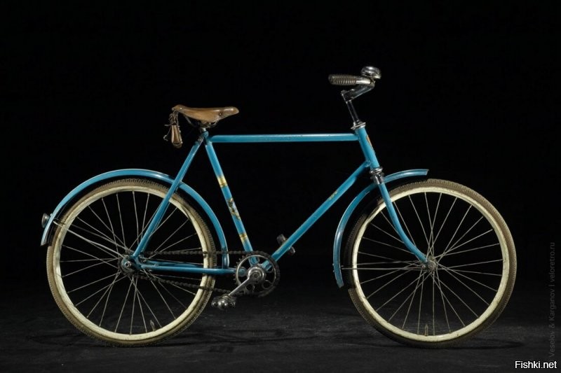 Вот это малая часть что было в моем детстве при СССР. В часах не уверен, не сохранились, но очень похоже. Мопед был первой серии, с движком Ш-58, передачи переключались на руле.