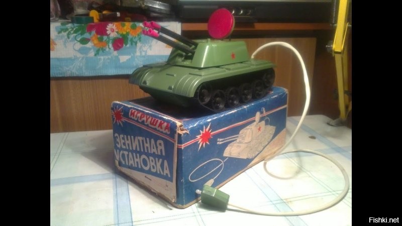 Вот это малая часть что было в моем детстве при СССР. В часах не уверен, не сохранились, но очень похоже. Мопед был первой серии, с движком Ш-58, передачи переключались на руле.