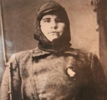 В 1917 г. этого ордена вообще не было.
За участие в боевых операциях и в ознаменование десятилетия Рабоче-Крестьянской Красной Армии в 1928 г.  (!) М.А. Попова была награждена орденом Красного Знамени.