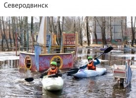 А здесь-то что не так? 

Детская площадка. 
Ребенок плывет на каяке. 
Рядом рыбки и кораблик. 
Они что, в пустыне должны быть?