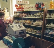 Бессмысленные ,из жуткого пластика игрушки. Помню тетя подарила мне неваляшку с глазами на выкате,я вежливо поблагодарила и еле дождалась пока тетя уйдет. Мы с братом ее разломали,чтобы посмотреть ,как там устроен гироскоп,а пластик пошел на дымовушки))))