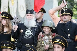 а у нас типа не косячат???????  вон с "плачущим ветераном" устроили клоунаду!!!  а этот плачущий просто ряженый!!!
